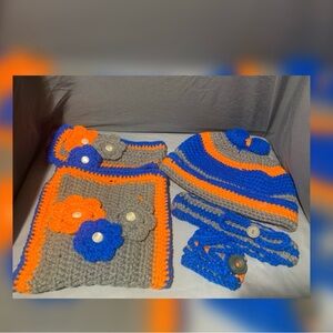 I’m selling blue&orange purses and bows for babys and kids under 10 years-old.